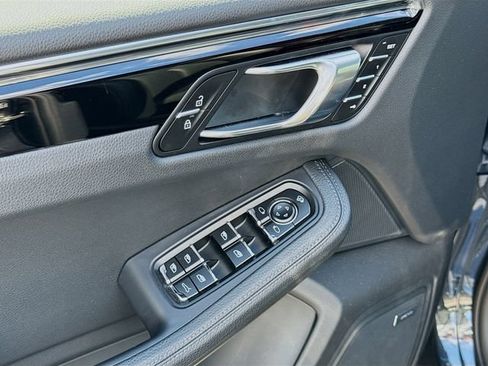 Certified 2025 Porsche Macan AWD/4WD image 23