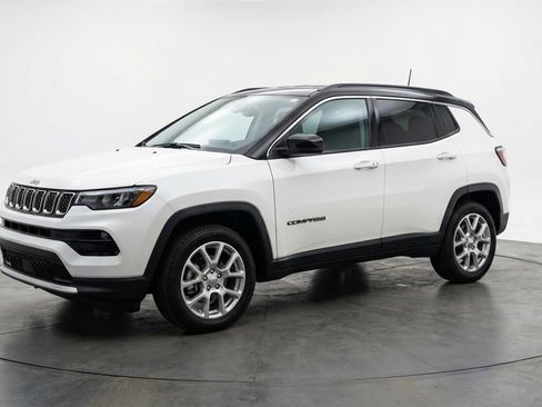 Used 2025 Jeep Compass Limited AWD/4WD image 3