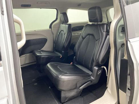 Used 2024 Chrysler Pacifica Touring-L FWD image 16