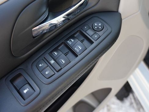 Used 2018 Dodge Grand Caravan SE w/ UConnect Hands-Free Group image 16