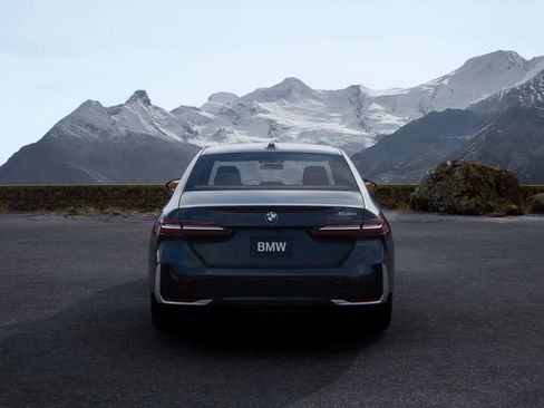 Used 2025 BMW 530i w/ Premium Package image 35