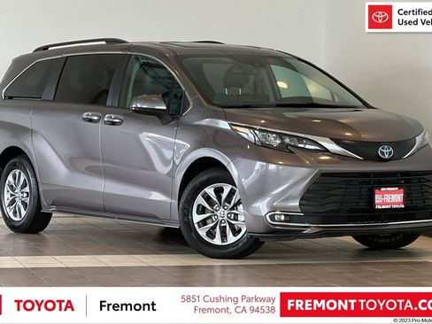 Used 2024 Toyota Sienna XLE image 1