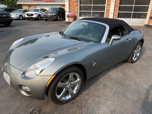 Used 2007 Pontiac Solstice Convertible w/ Premium Package RWD image 2