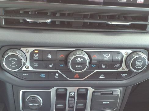 Used 2025 Jeep Wrangler Unlimited Sahara image 15