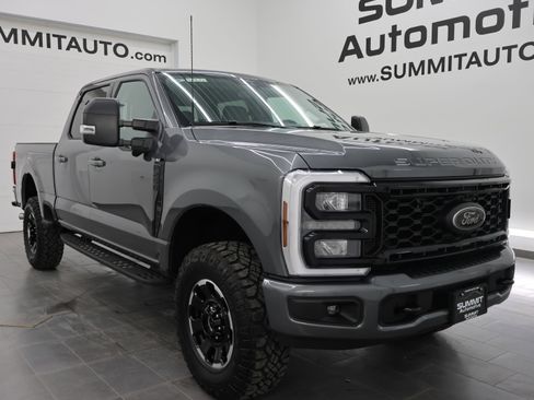 Used 2025 Ford F250 XLT w/ Black Appearance Package AWD/4WD image 2
