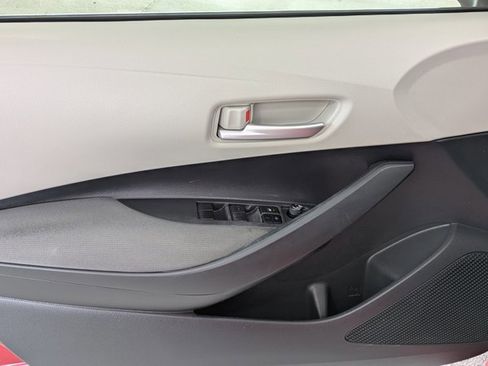 Used 2021 Toyota Corolla LE image 18