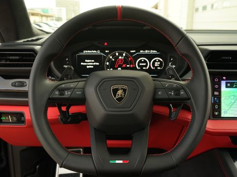 Used 2026 Lamborghini Urus SE image 13