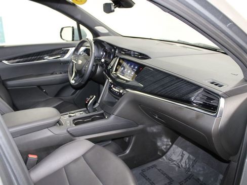Used 2025 Cadillac XT6 Premium Luxury image 32