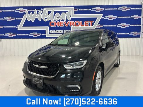 Used 2023 Chrysler Pacifica Touring-L FWD image 1