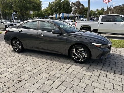 Used 2025 Hyundai Elantra SEL FWD image 15