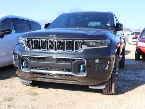 Used 2023 Jeep Grand Cherokee Overland image 2