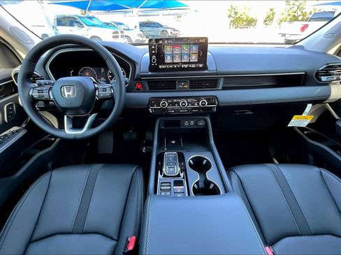 New 2025 Honda Pilot Touring image 5