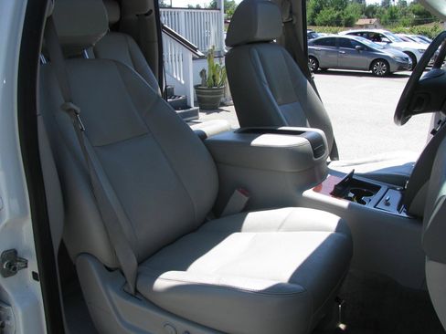 Used 2009 Chevrolet Suburban LTZ RWD image 16