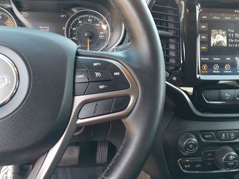 Used 2019 Jeep Cherokee Limited FWD image 18