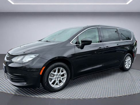 Used 2018 Chrysler Pacifica Touring FWD image 1