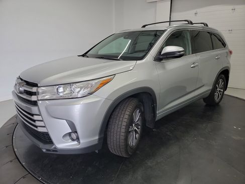 Used 2018 Toyota Highlander XLE AWD/4WD image 3
