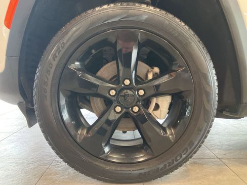 Used 2023 Jeep Grand Cherokee Limited w/ Luxury Tech Group II image 9