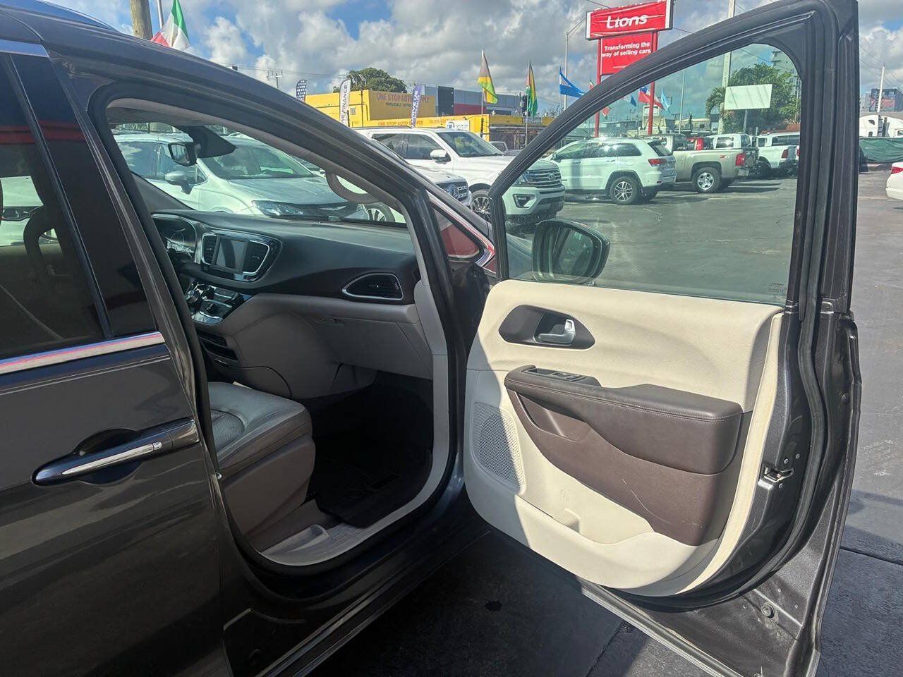 Used 2018 Chrysler Pacifica Touring-L FWD image 10
