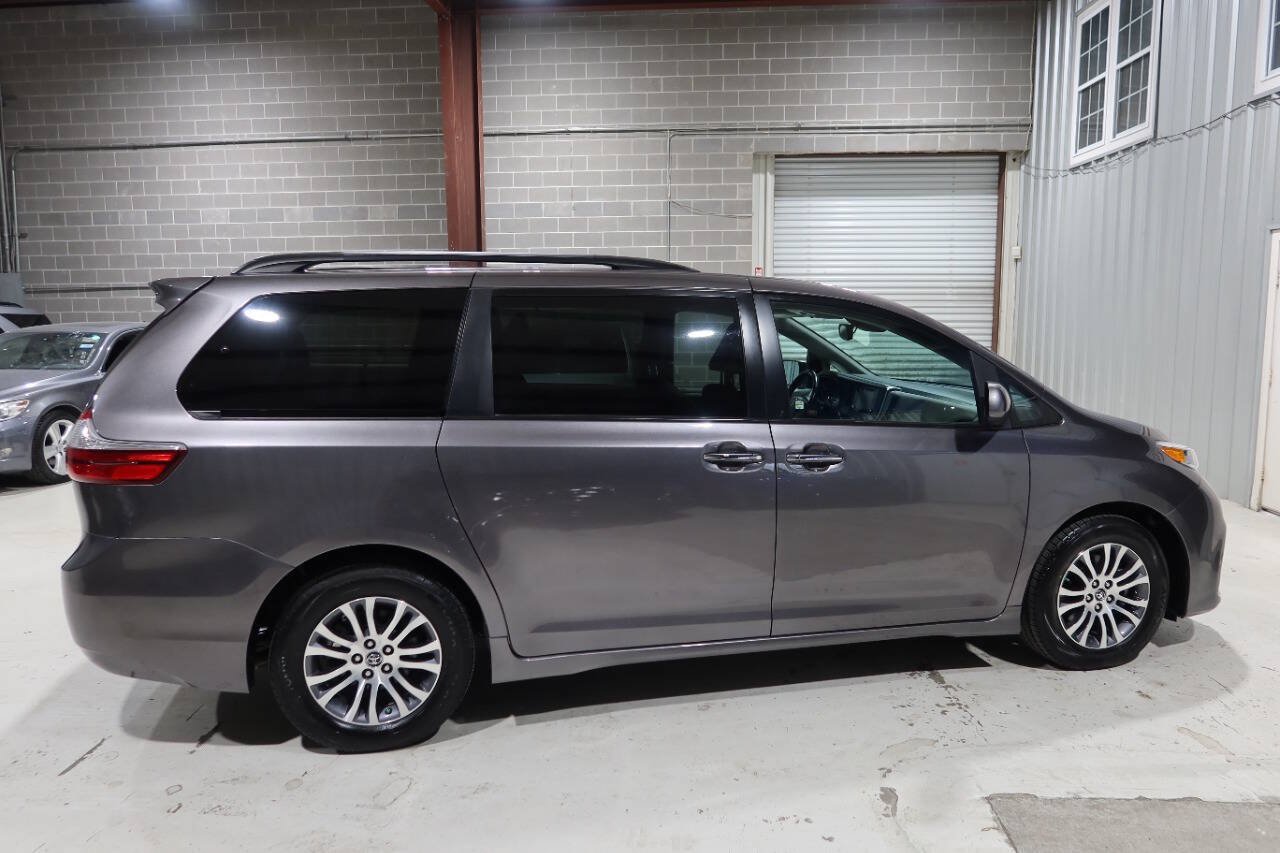 Used 2019 Toyota Sienna XLE w/ XLE Navigation Package FWD image 6