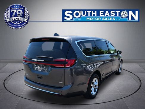 Used 2022 Chrysler Pacifica Touring-L w/ Uconnect Theater Family Group AWD/4WD image 6