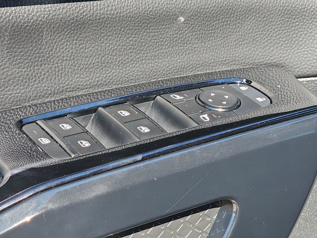 Used 2022 Nissan Pathfinder SV FWD image 12