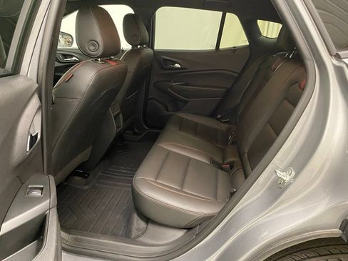 Used 2025 Chevrolet Trax RS FWD image 16