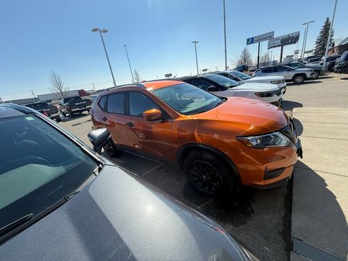 Used 2019 Nissan Rogue SV image 4