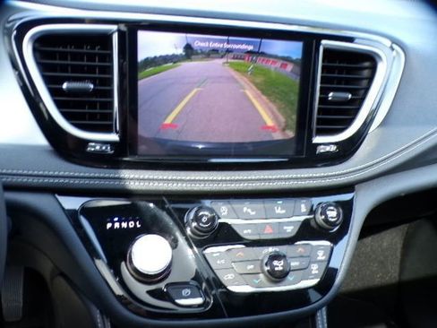 Used 2026 Chrysler Pacifica Limited FWD image 7