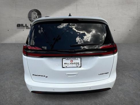 Used 2024 Chrysler Pacifica Limited w/ Uconnect Theater Family Group FWD image 6