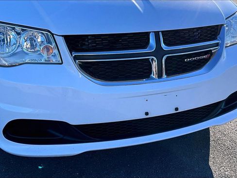 Used 2018 Dodge Grand Caravan SE w/ UConnect Hands-Free Group image 26