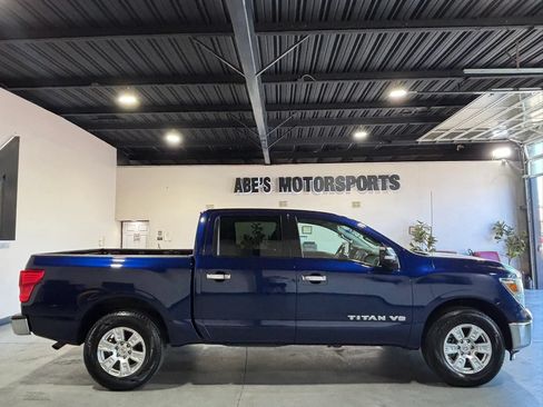 Used 2018 Nissan Titan SV AWD/4WD image 4