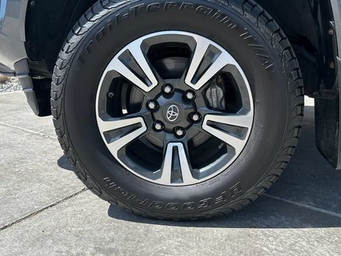 Used 2017 Toyota Tacoma TRD Sport w/ Tow Package (A/T) AWD/4WD image 10