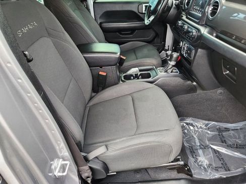 Used 2018 Jeep Wrangler Unlimited Sahara w/ Safety Group AWD/4WD image 12