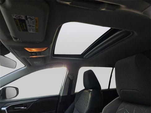 Used 2020 Toyota RAV4 XLE image 9