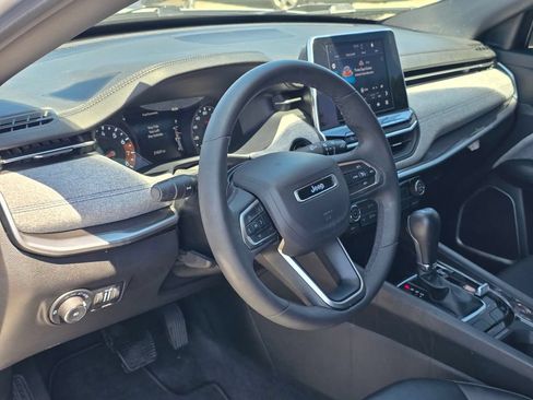 Used 2025 Jeep Compass Latitude AWD/4WD image 12