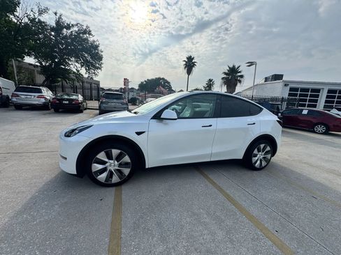 Used 2024 Tesla Model Y Long Range AWD/4WD image 5