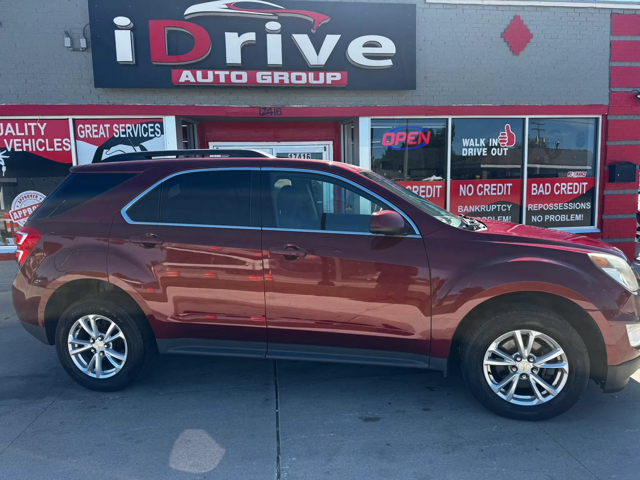 Used 2017 Chevrolet Equinox LT FWD image 2