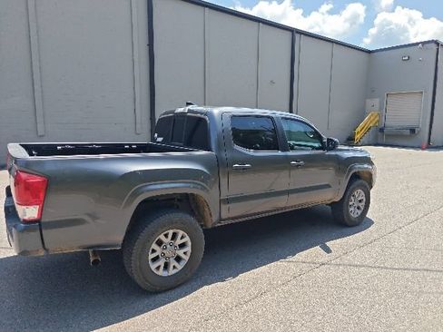 Used 2017 Toyota Tacoma SR RWD image 3