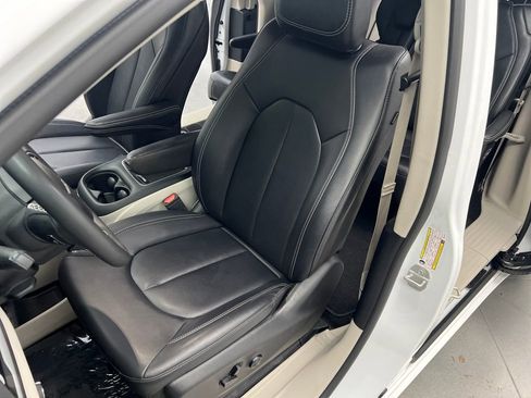 Used 2024 Chrysler Pacifica Touring-L image 9