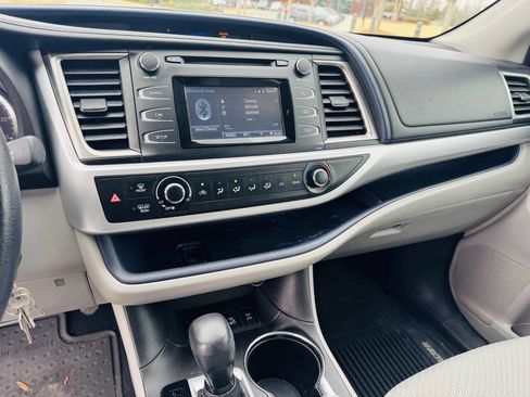 Used 2016 Toyota Highlander LE image 18