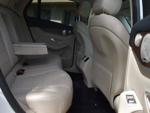 Used 2021 Mercedes-Benz GLC 300 300 4MATIC Premium Pkg Panoram image 42