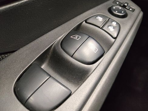 Used 2021 Nissan Kicks S image 27