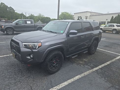 Used 2022 Toyota 4Runner SR5 AWD/4WD image 6