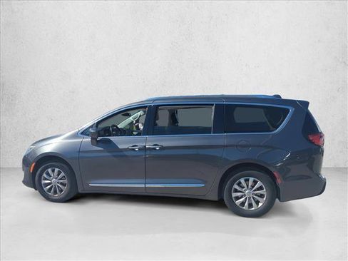 Used 2019 Chrysler Pacifica Touring-L image 6