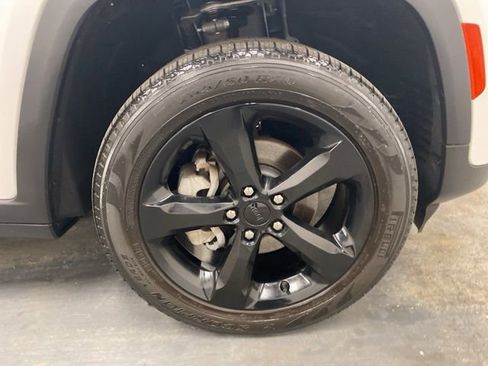 Used 2023 Jeep Grand Cherokee Limited w/ Black Appearance Package image 34