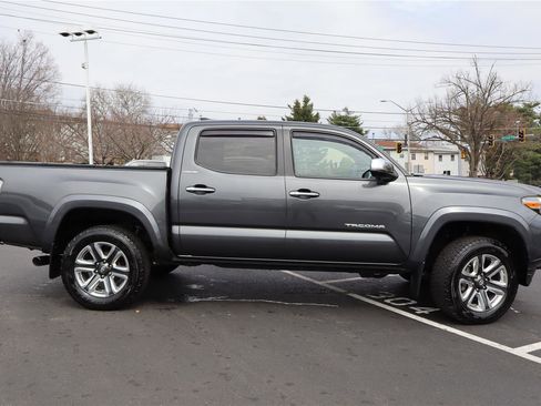 Used 2018 Toyota Tacoma Limited image 2