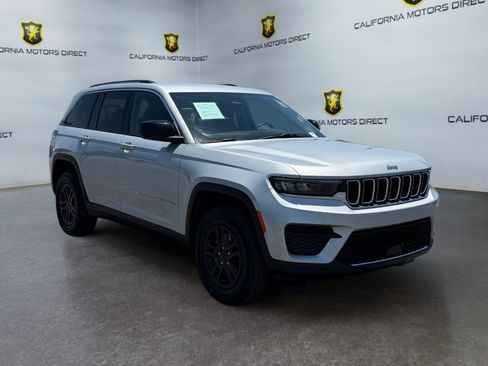 Used 2023 Jeep Grand Cherokee Laredo AWD/4WD image 7