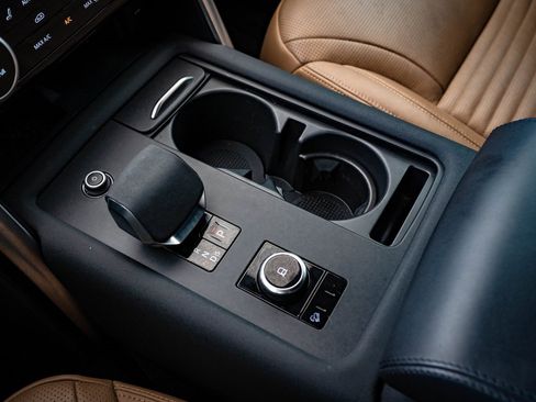 Used 2023 Land Rover Discovery S R-Dynamic image 38