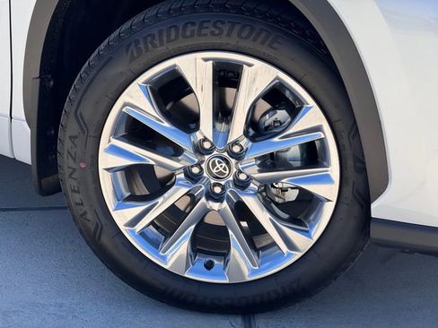 Used 2026 Toyota Highlander Limited image 2