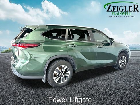 Used 2024 Toyota Highlander XLE AWD/4WD image 6